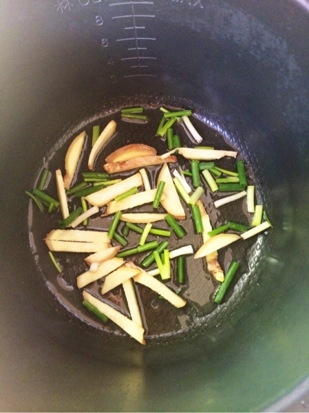 这才是鸡腿最好吃的做法,不加一滴水,简单到一个电饭煲就能搞定