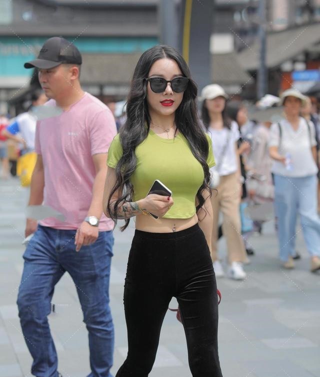 衣服 荧光绿色材质的短袖t恤,炫目迷人,搭配配饰更加精致!