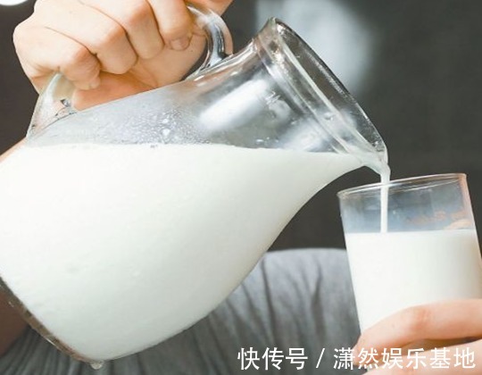 睡眠质量|70岁婆婆摔倒后骨折,营养师建议:常吃2白喝1饮,骨龄年轻20岁