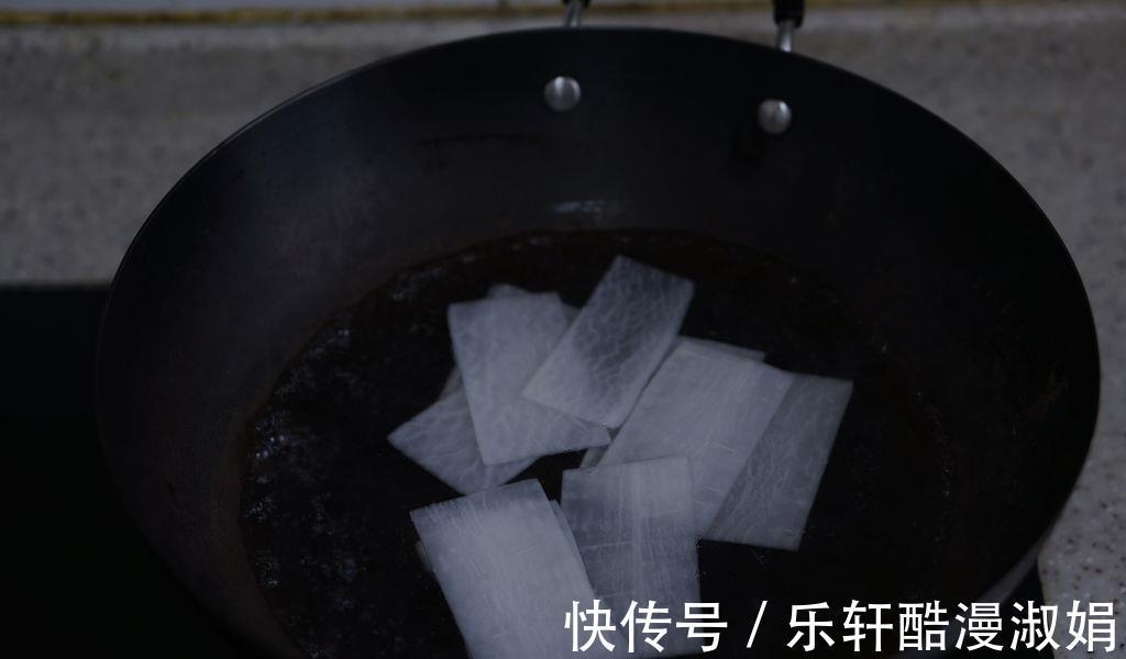 鸡肉|白萝卜鸡肉卷的家常做法，鲜香味美，好吃到根本停不下来