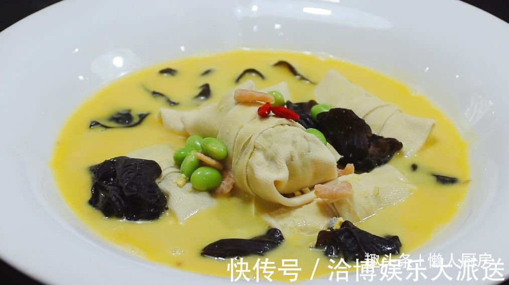 1张百叶，1块猪肉，教你做千张肉卷，配上毛豆和咸蛋黄，连汤喝光