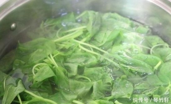 韭菜|这种蔬菜含钙量很高，用它包饺子比韭菜好吃10倍，一口一个真过瘾