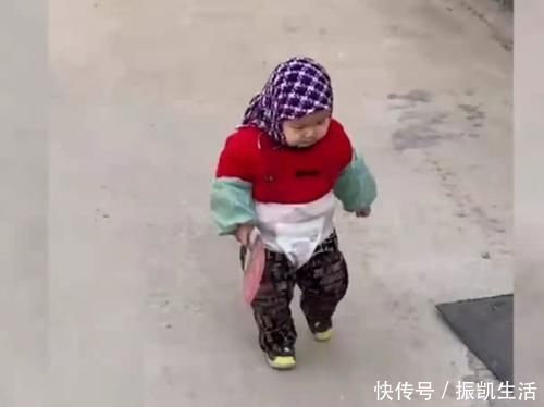 育儿观|一岁萌娃被奶奶打扮成“老太太”,纸尿裤外穿裹头巾,土味又暖心