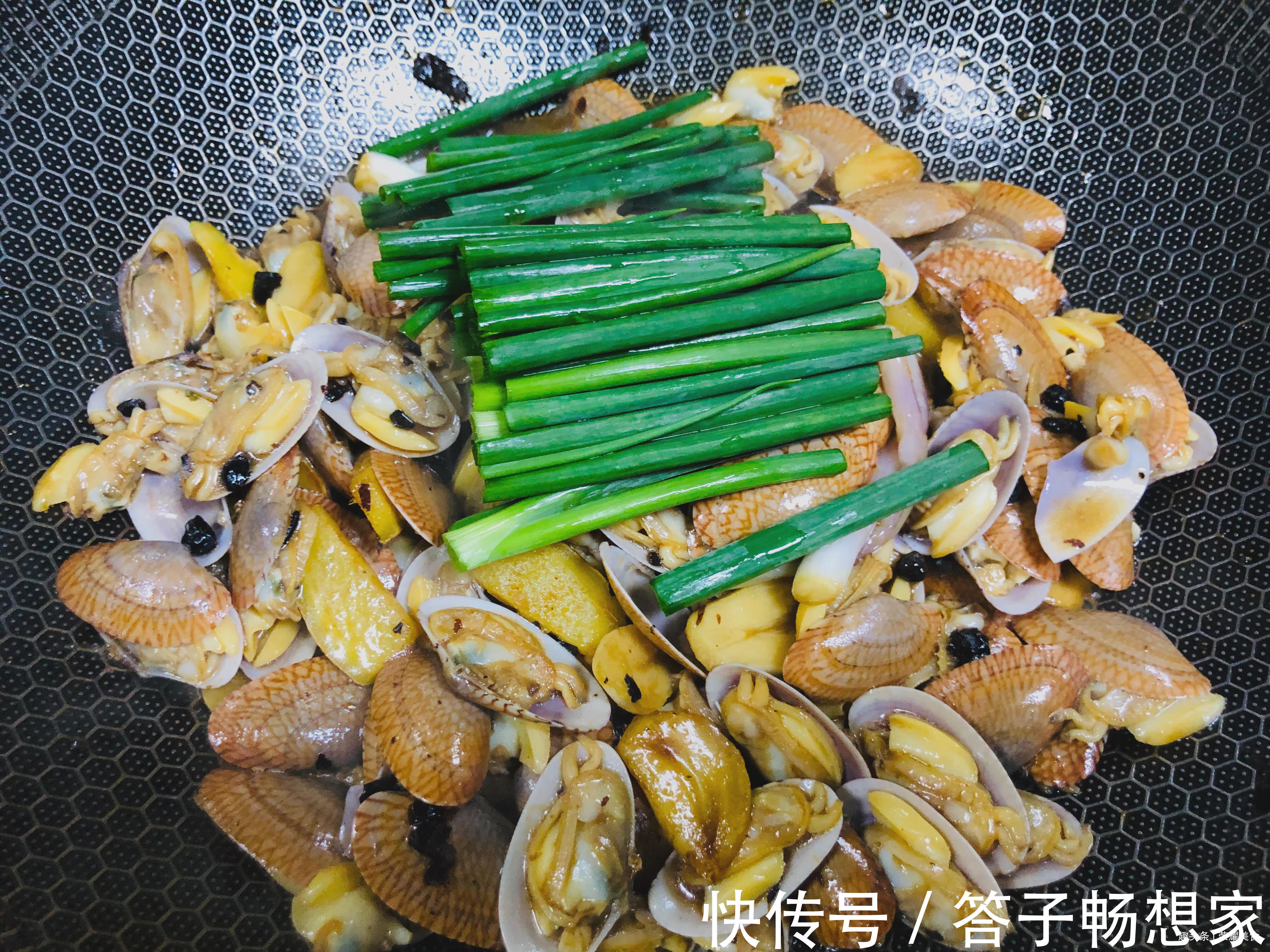 炒花甲很简单，用一个方法，就再也不怕吃到泥和沙子，学习一下吧