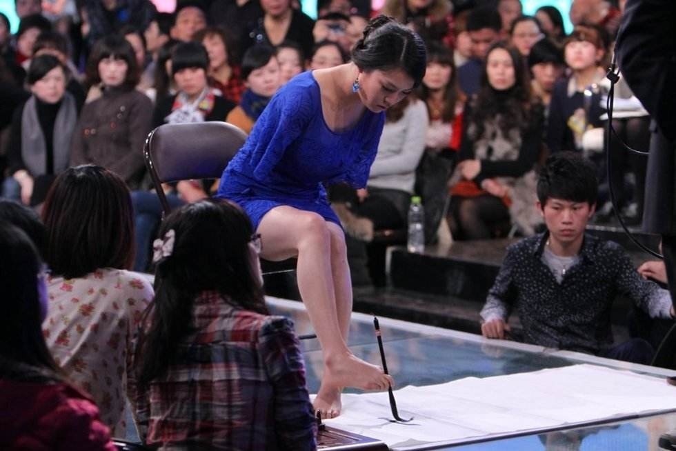 无臂女孩|非诚勿扰无臂女孩，台上与小伙牵手成功台下却被甩，如今怎样了？