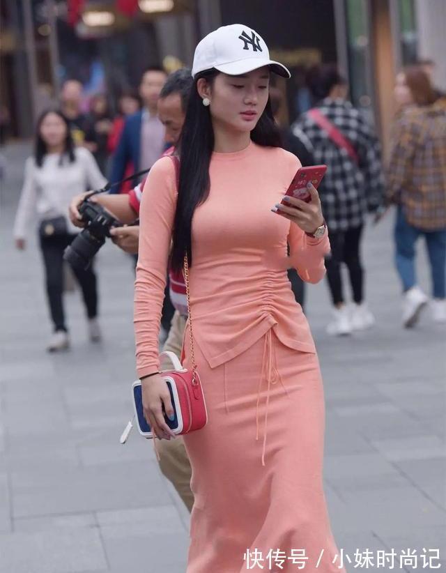 袖衫|粉色半身裙搭配粉泡袖衫,修身效果轻松穿出时尚范。