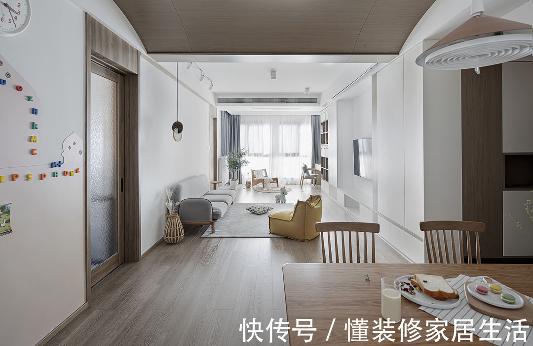 客厅|“穷装”反而更干净舒适,103㎡色调高度统一,耐看极了