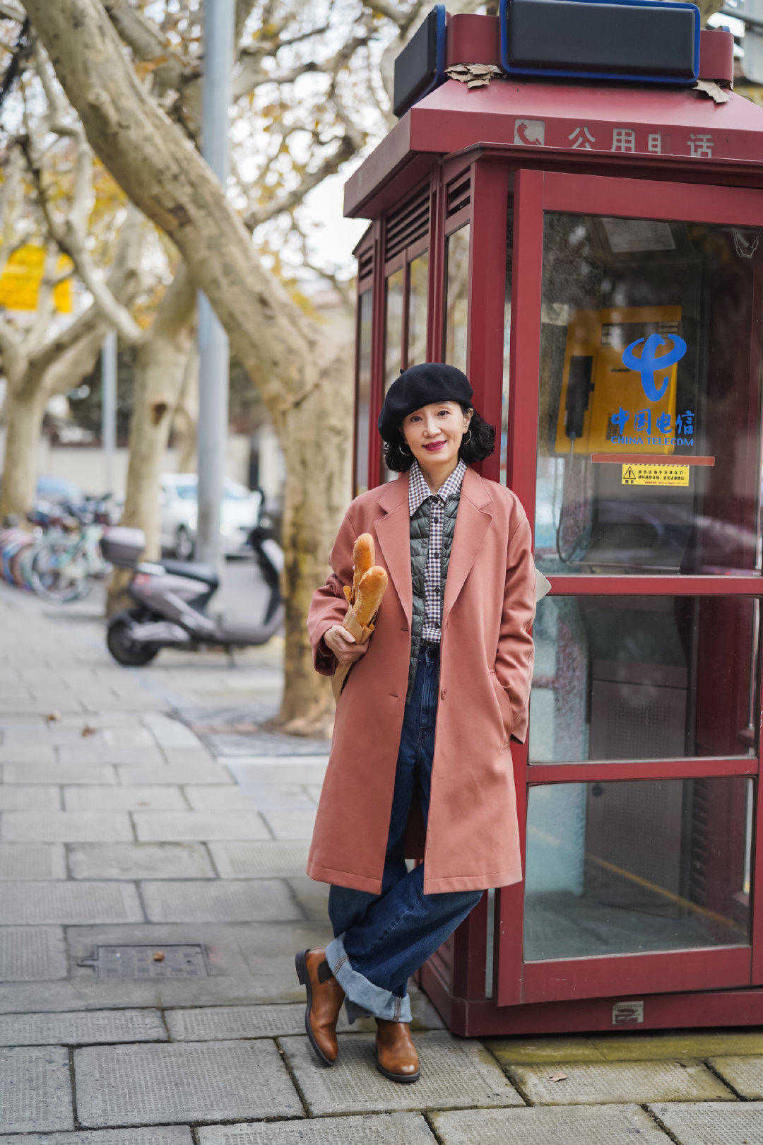 秋冬季节穿上大衣出行，采用了叠穿的方式，显示出了淑女的气息