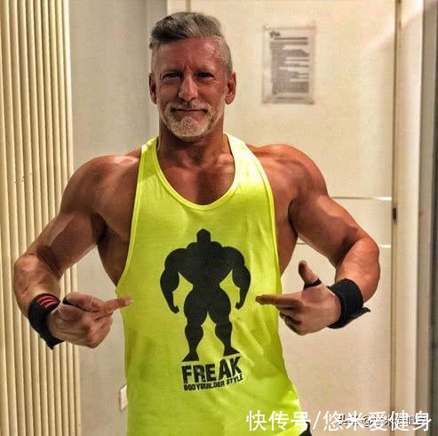 胖子|55岁的意大利大叔，从一个胖子练成肌肉男，依靠健身实现身材蜕变