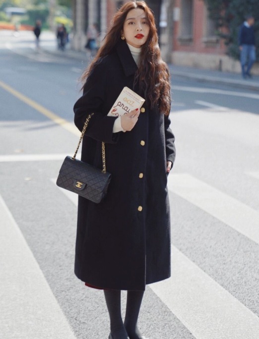 修饰|冬季该如何穿?经典大衣搭配半身裙或长裤高级感满满,简约大气
