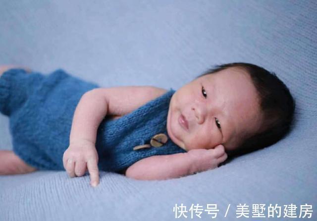 父母|小宝宝若不满百天,4件事父母最好别做,可能对孩子的发育不利