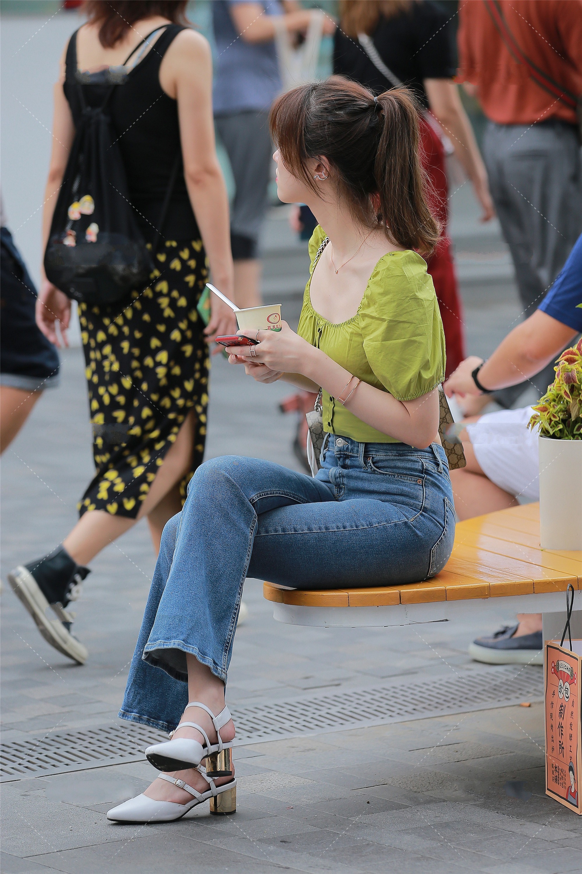 短袖|美女街拍:方领设计短袖,搭配阔腿裤子,清纯有活力