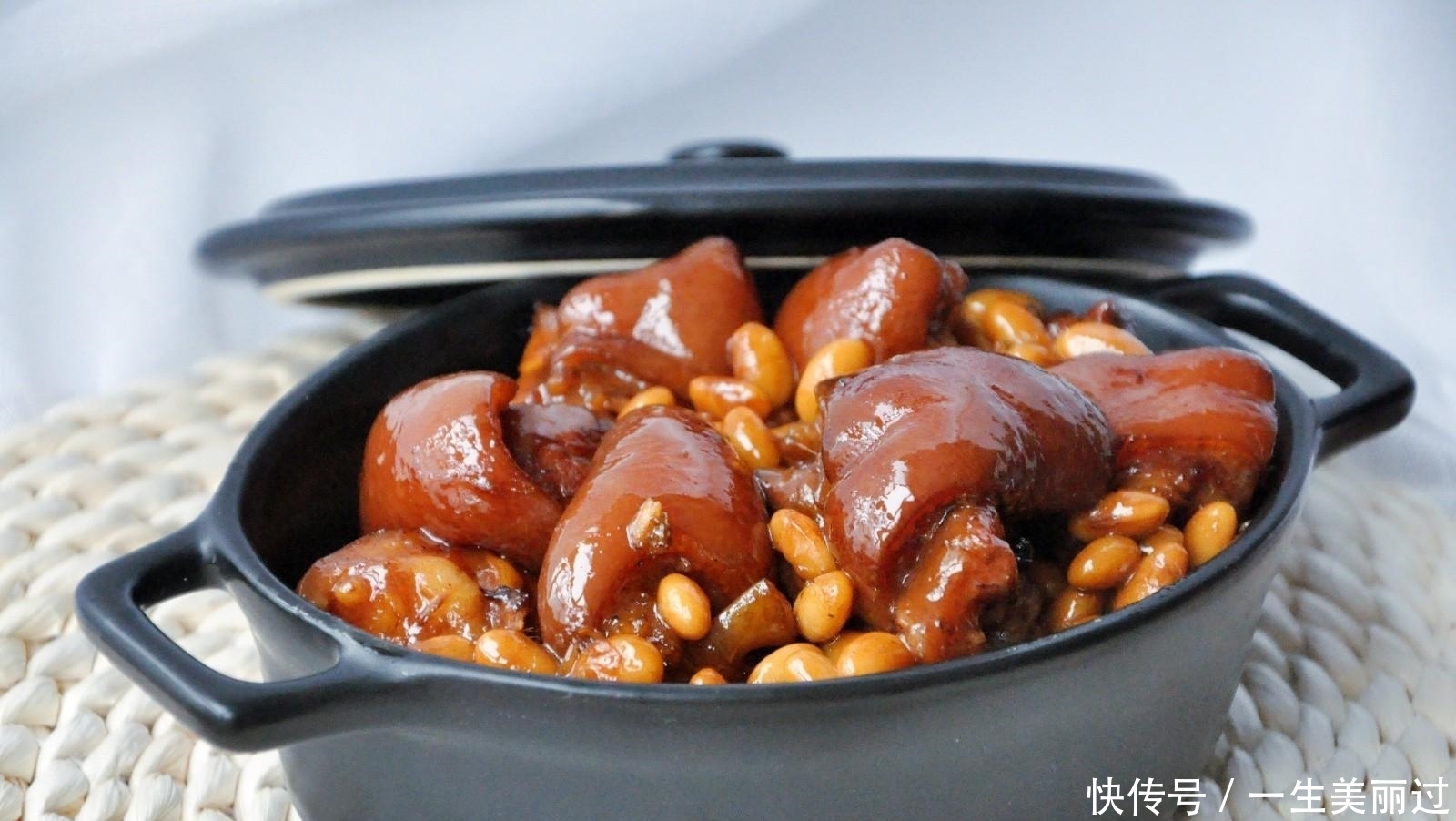 女人上了年纪后,这菜一定要常吃,满满胶原蛋白,皮肤越来越细致