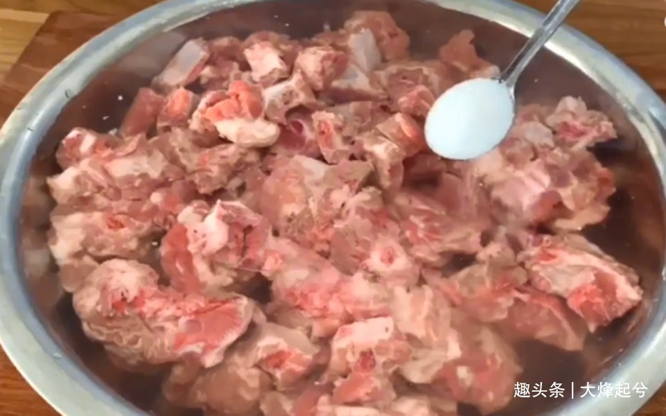 反复提醒，炖排骨时万万不要先焯水，牢记2步，排骨鲜嫩无腥味