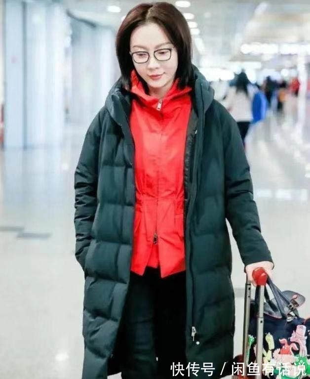 时髦|中年女人不想有“阿姨味”,羽绒服颜色要“5穿5不穿”,时髦减龄