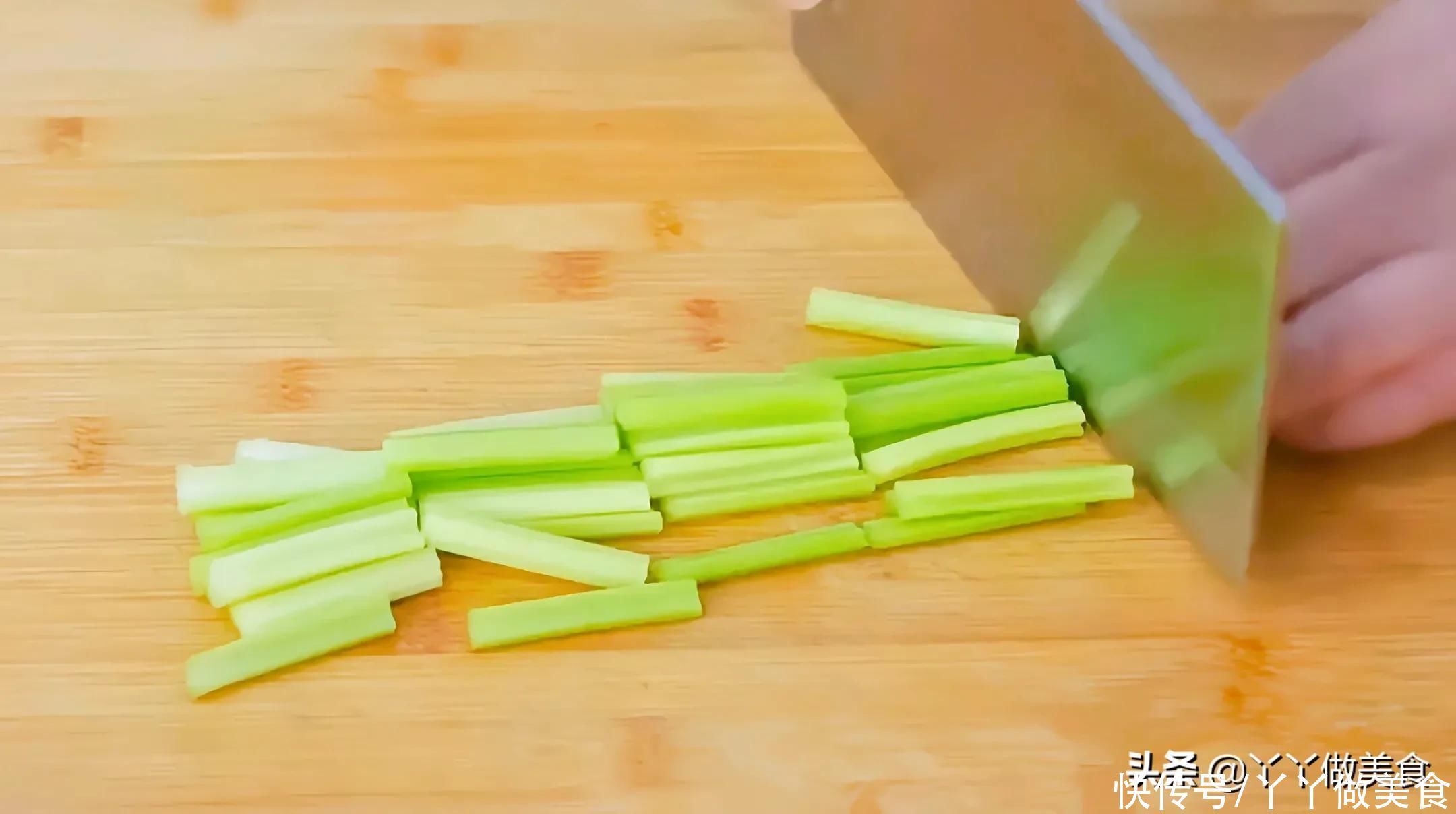 面条别煮着吃了,教你一个做新法,我家一周能吃上7回,比肉都香