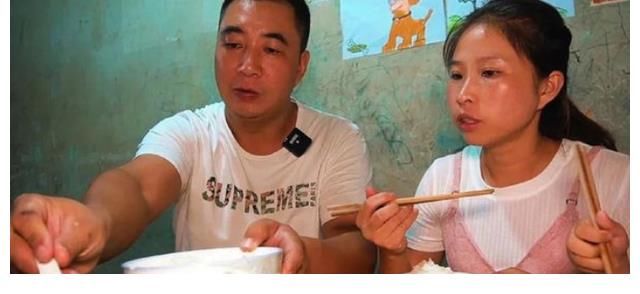 千万网红桃子姐获央媒力捧，牛爱芳却遭网曝，白岩松早已透露真相