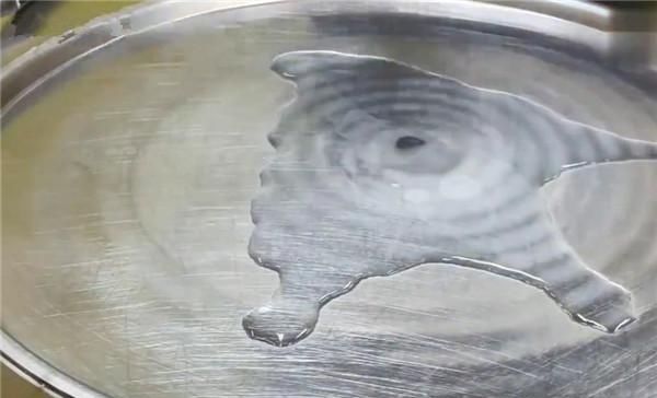 冻酸奶|外国小哥发明新款小吃,用矿泉水“炒”出来的冰淇淋是什么味道