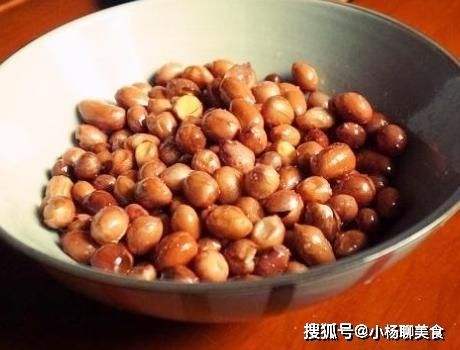 炒花生米时，直接放油是不对的，多加1步，酥香脆，一星期不返潮