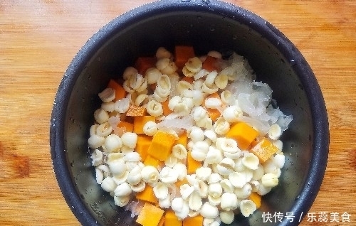 它比阿胶养人,十块钱煮一锅,春天干燥要多喝,皮肤水润,气色好