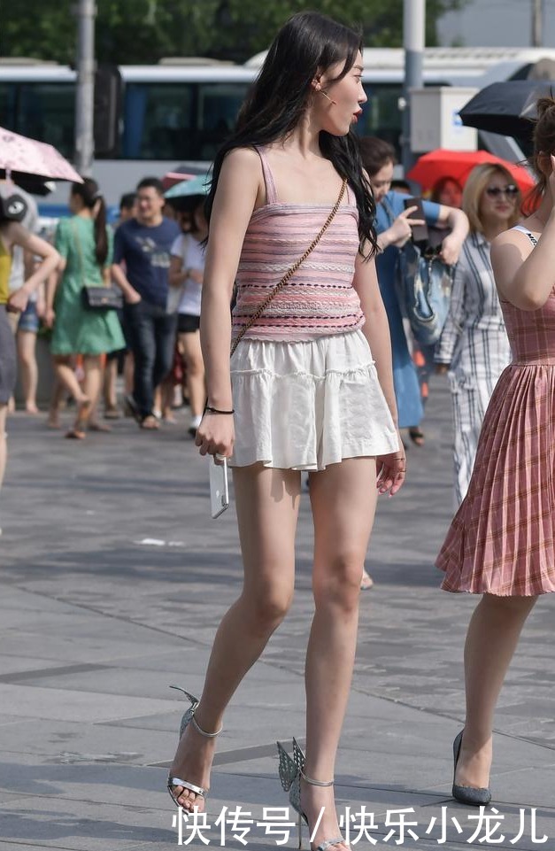 别怕微胖不好穿衣服，穿这样的套装，不但藏肉更有型