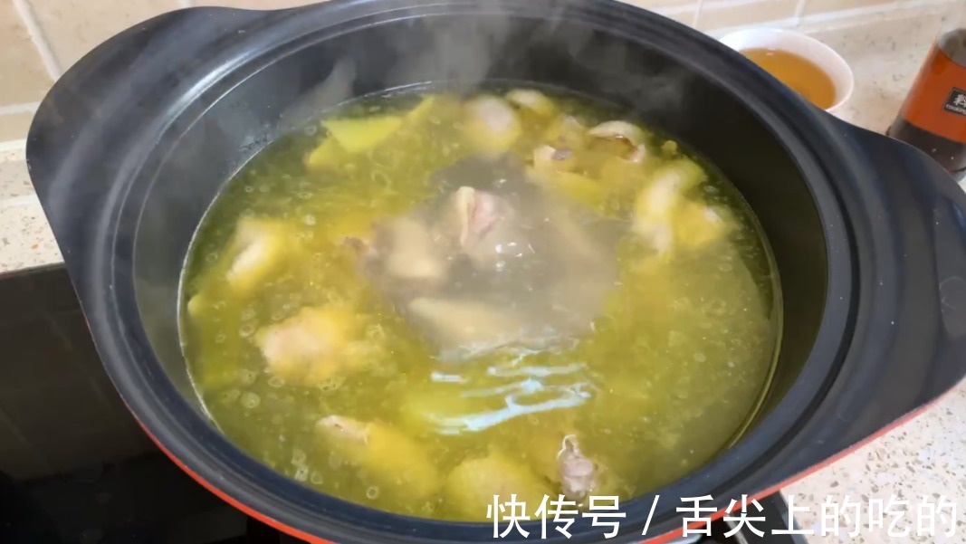 炖鸡时，有人焯水、有人直接炖，大厨教你正确的做法，太香了