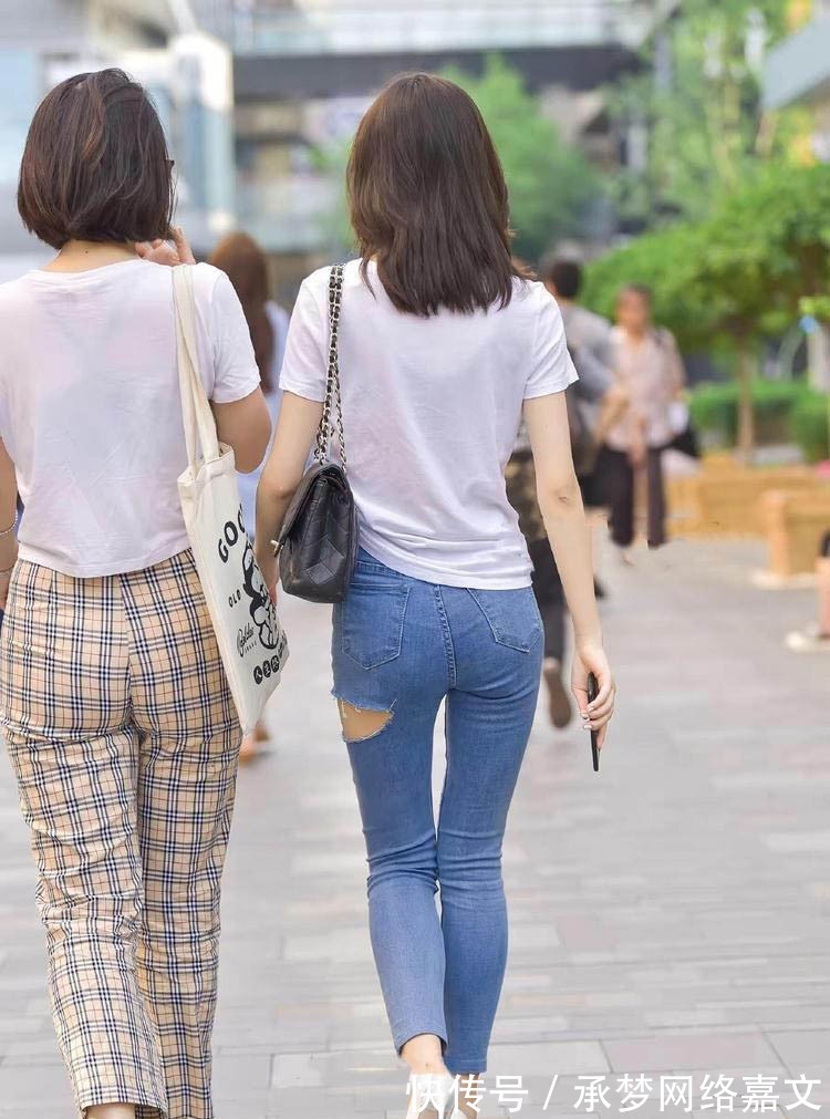 牛仔裤 修身破洞牛仔裤搭白色T恤,彰显时尚大方简约之美