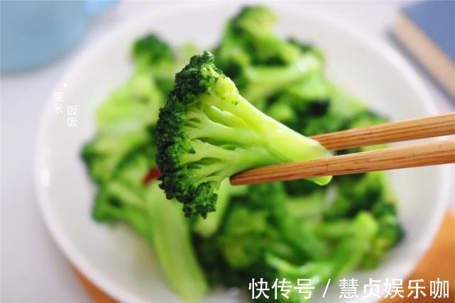 脆嫩|西蓝花炒不好吃？试试这做法，只用4种调味料，脆嫩爽口吃不够