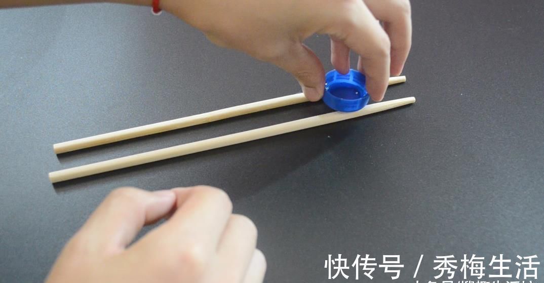 瓶盖粘在一次性筷子上, 解决了很多家庭困扰的烦恼, 看完赶紧试试