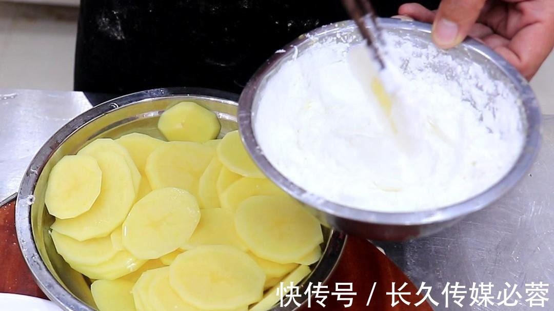 小米椒|比烤肉还好吃的孜然土豆片，香辣软糯，开胃又下饭，一盘不够吃