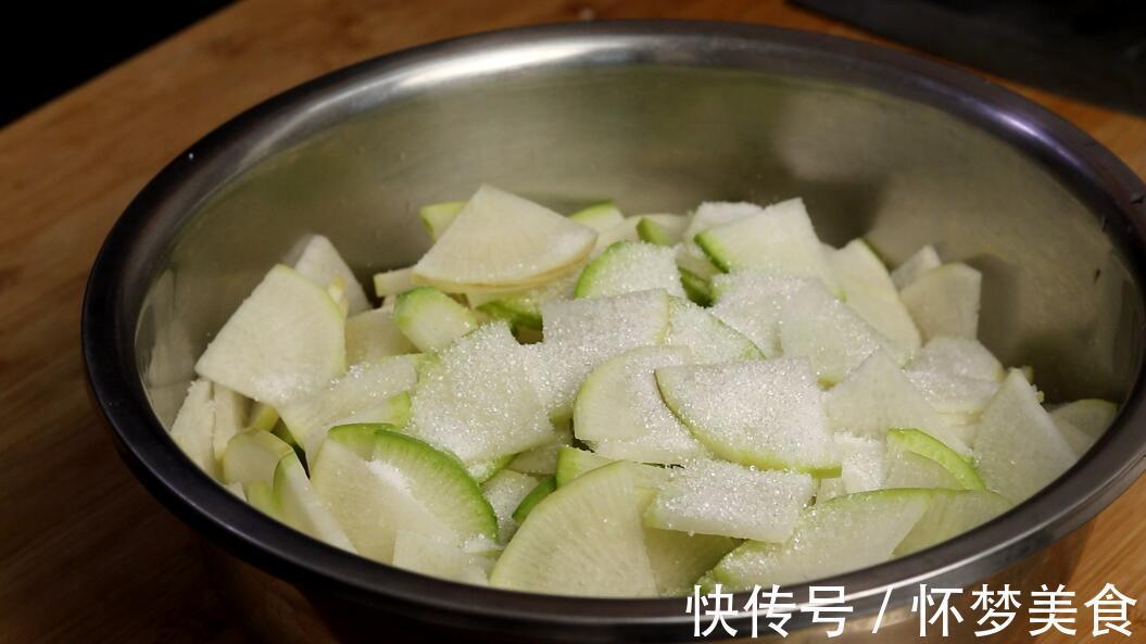 腌萝卜时，不要只会加盐，大厨教你正确做法，脆爽下饭，太香了
