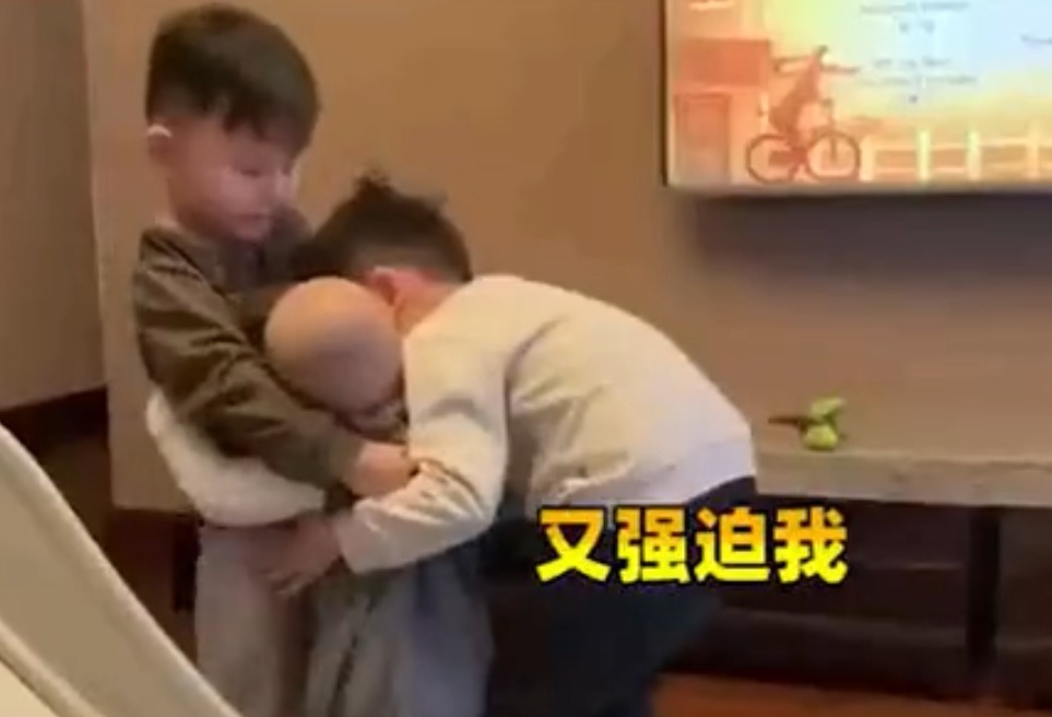 被迫营业|儿子每天被两个哥哥带着玩,9个月已经会走路了,网友:被迫营业