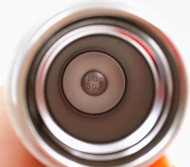 央视|这种保温杯已遭央视曝光,倒入热水变毒水,不少家长仍在购买