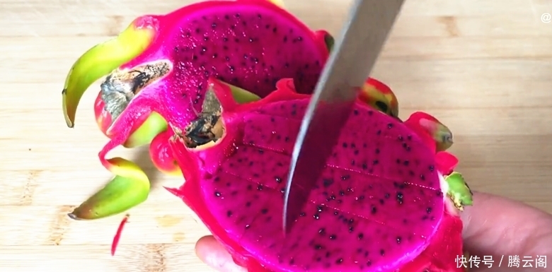 把火龙果倒入滚烫的开水中,瞬间变美食,孩子们就爱这样吃,真香