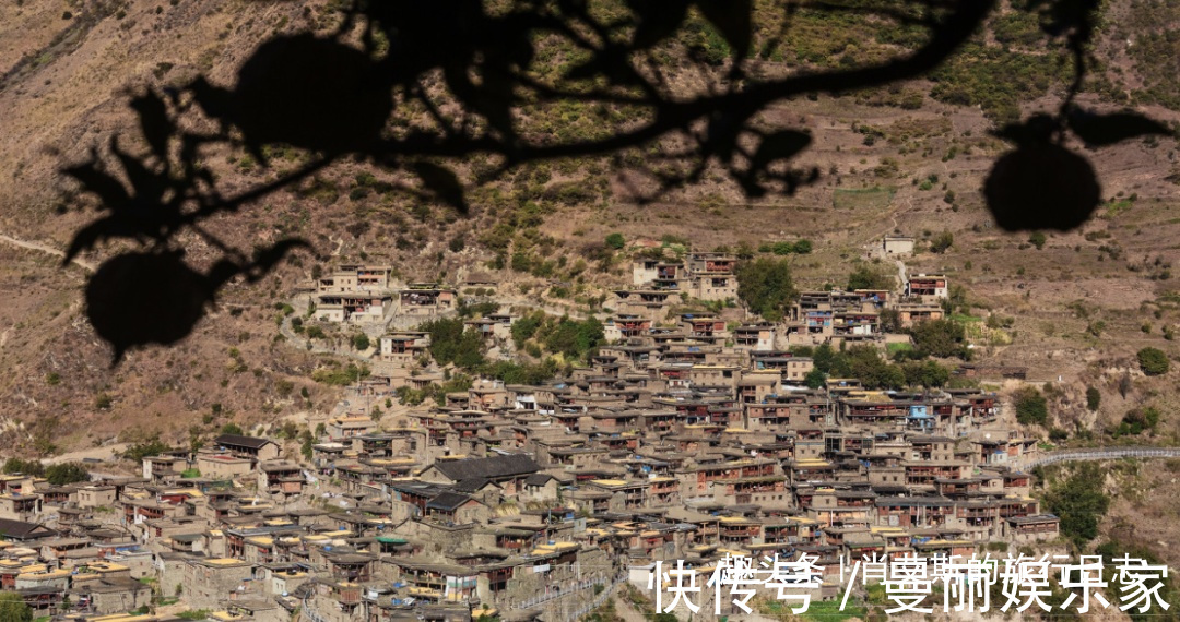 蜂巢|四川建在悬崖巨石上的村庄，全村屋顶连一起，远看如蜂巢世界罕见