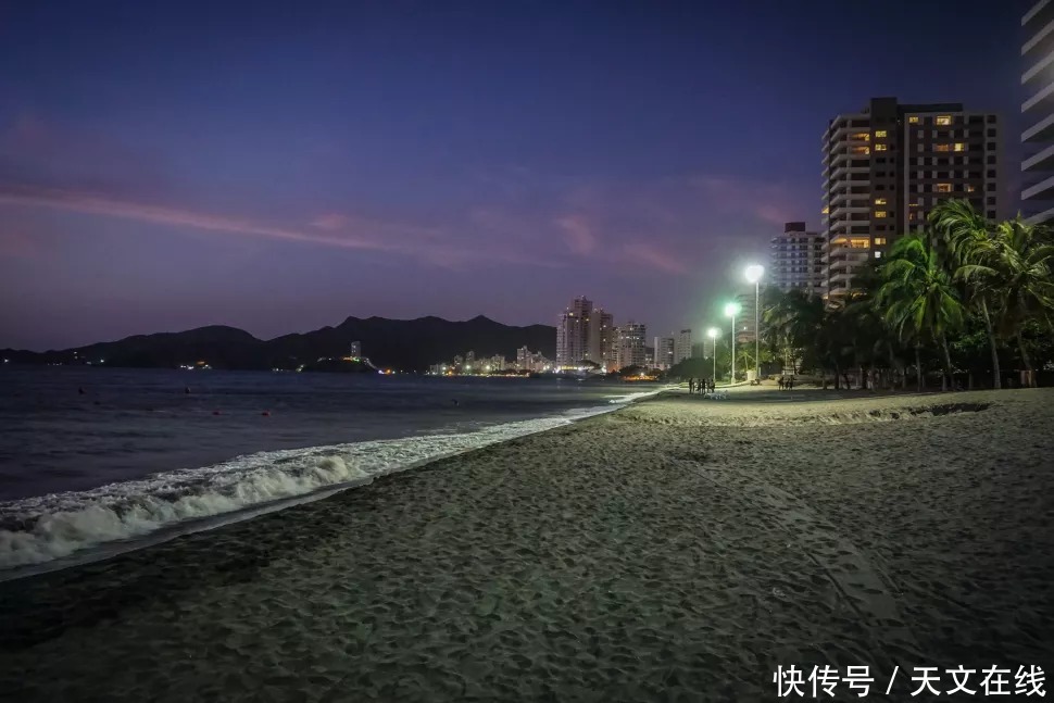 如果地球上所有人都同时坐在海洋里,海平面会上升多少?