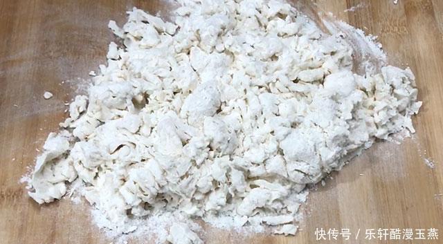 面粉试试这样做,炸果子,金黄酥脆,做法简单,可当零食来解馋