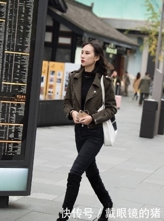 路人街拍,小姐姐选一件露脐的黑色背心做搭配,霸气又动人