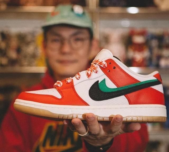 耐克 夸张!土豪的迪拜店为了发售一双耐克鞋款,专门开发了一个游戏!