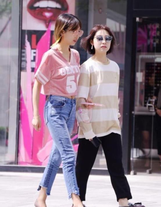 十足|街拍:千娇百媚的微胖美女,身材娇好,御姐范十足