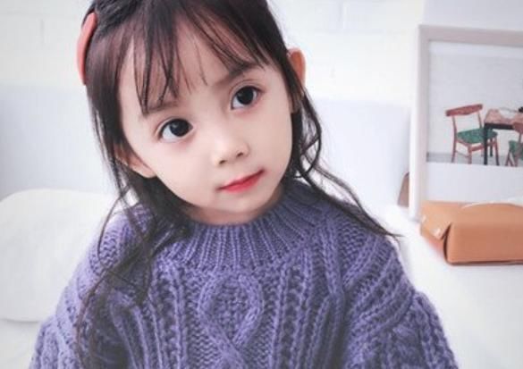 走红|幼儿园“混血女孩”走红,即使眼神迷离,也成为关注“焦点”