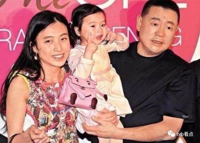 甘比长女晒奢侈品，13岁烫发美甲打扮成熟，与吕丽君女儿大不同