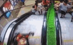 扶梯|婴儿推车上的“夏日杀手”,这种做法可能会要了孩子的命