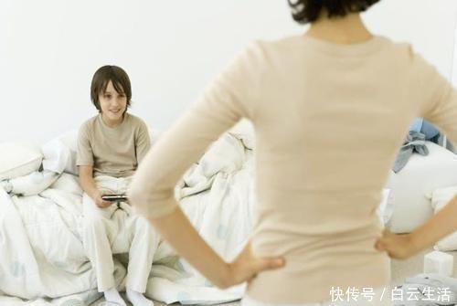 失控|“妈妈,我起不来了”,8岁女孩因不写作业被打,失控父母太可怕