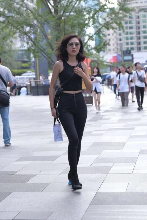 会穿搭的女生就是任性，洋溢着个性的魅力，轻松美出时尚感