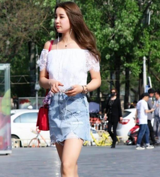 街拍:肤如凝脂的美女,黄色外套配黑色短裙,时尚魅力女人味