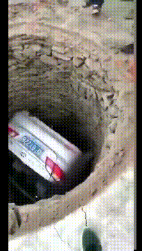 |搞笑GIF:宝宝:这吃的是什么呀,怎么越吃越困呢