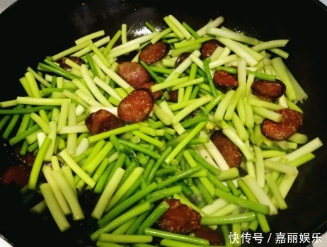  炒蒜苔时，需要事先焯水吗？记住1个妙招，蒜苔色泽翠绿口感脆嫩