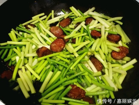 炒蒜苔时,需要事先焯水吗?记住1个妙招,蒜苔色泽翠绿口感脆嫩