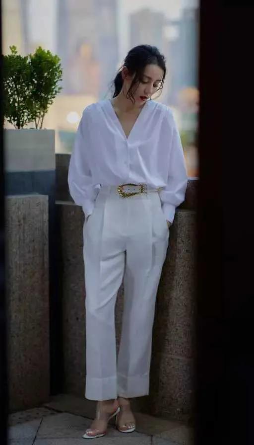 高跟凉鞋 难道今年流行透明高跟凉鞋吗30位美女穿出了简约而不简单的效果